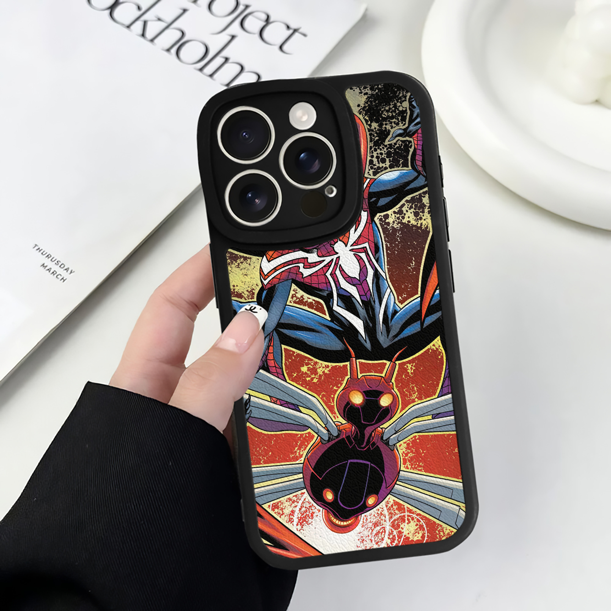 （画像用） Spider Man スパイダーマン 【iPhone 16シリーズ対応】シリコンスマホケース（レザー調） 材質：シリコン